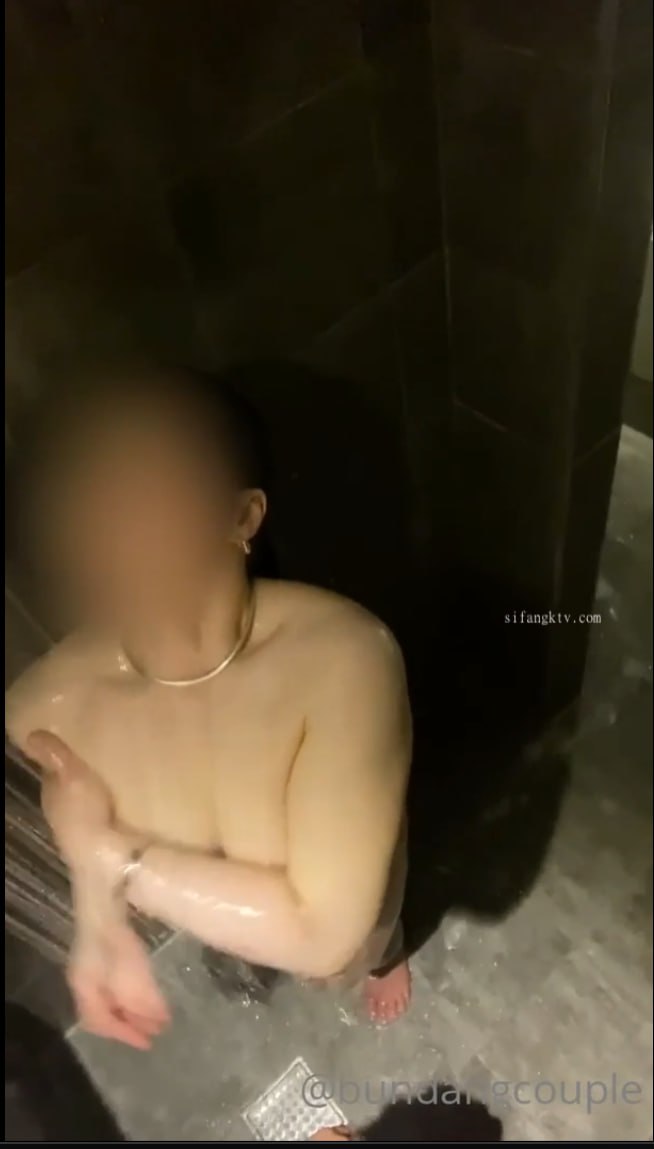 超高颜值极品新人清秀妹子主播在家首次全裸直播超羞涩的样子让人更心动